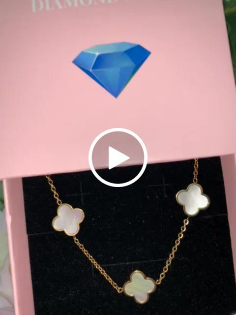 Customer video review of Three Clovers Kette | 18K vergoldet