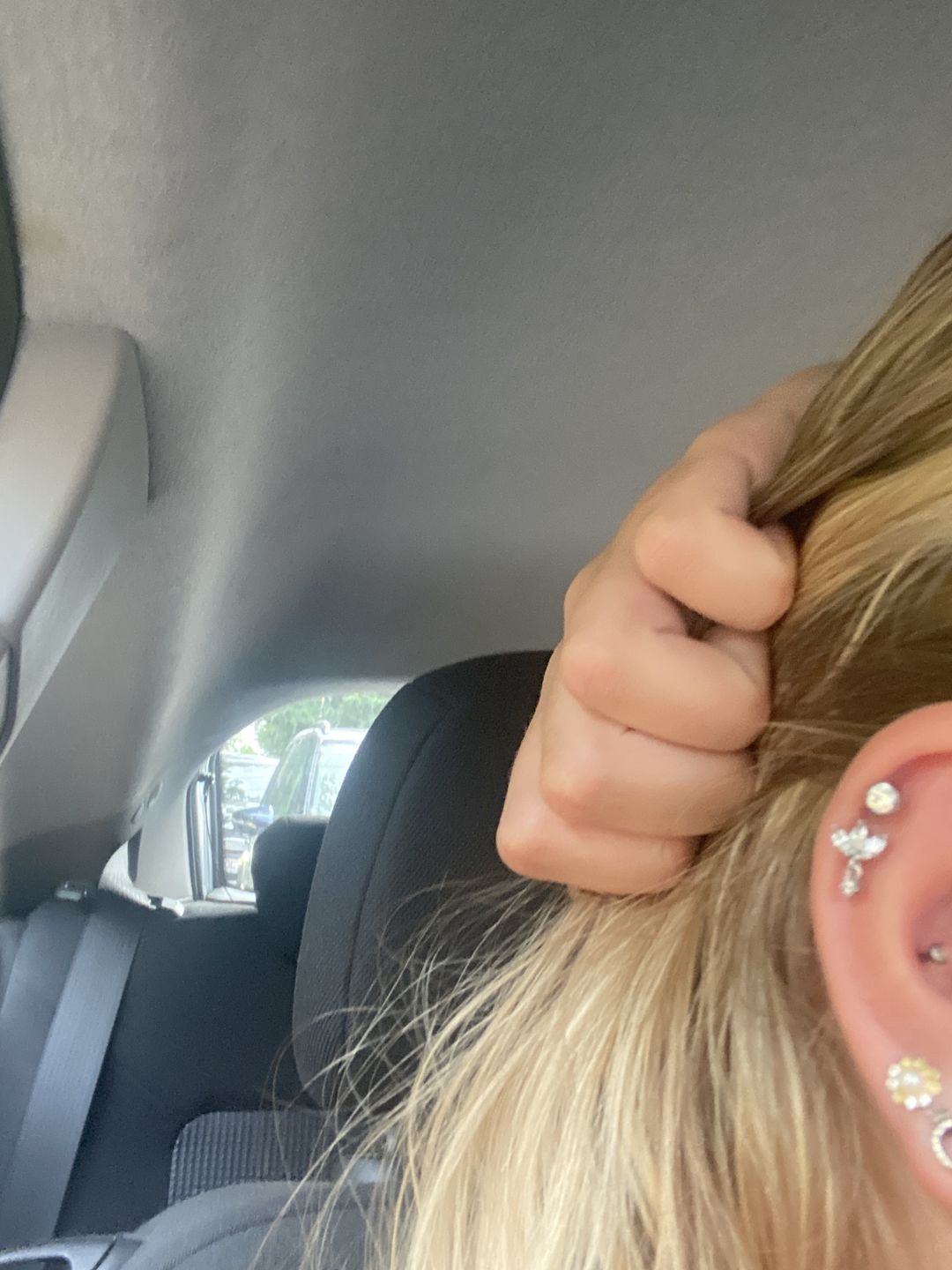 Customer photo review of Cataleya 2 Piercing | 18K vergoldet