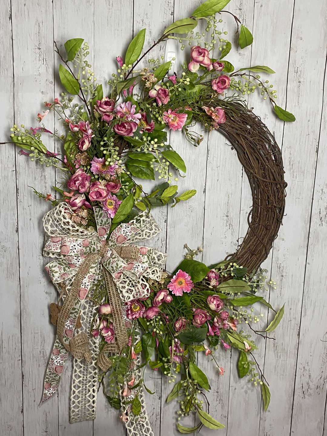 Customer photo review of 16" Oval Grapevine Wreath - DECOE-036