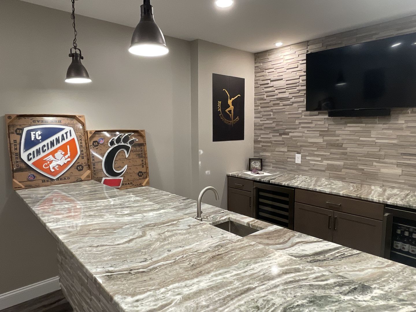 Customer photo review of Cincinnati Bearcats "C" 3D Vintage Metal Wall Art