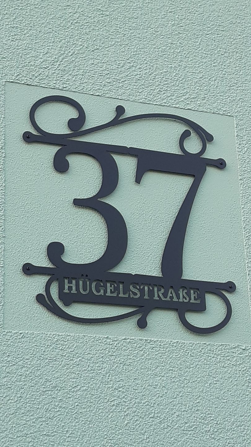 Customer photo review of Hausnummer Türschild mit Ornament und Familiennamen aus edlem Stahl