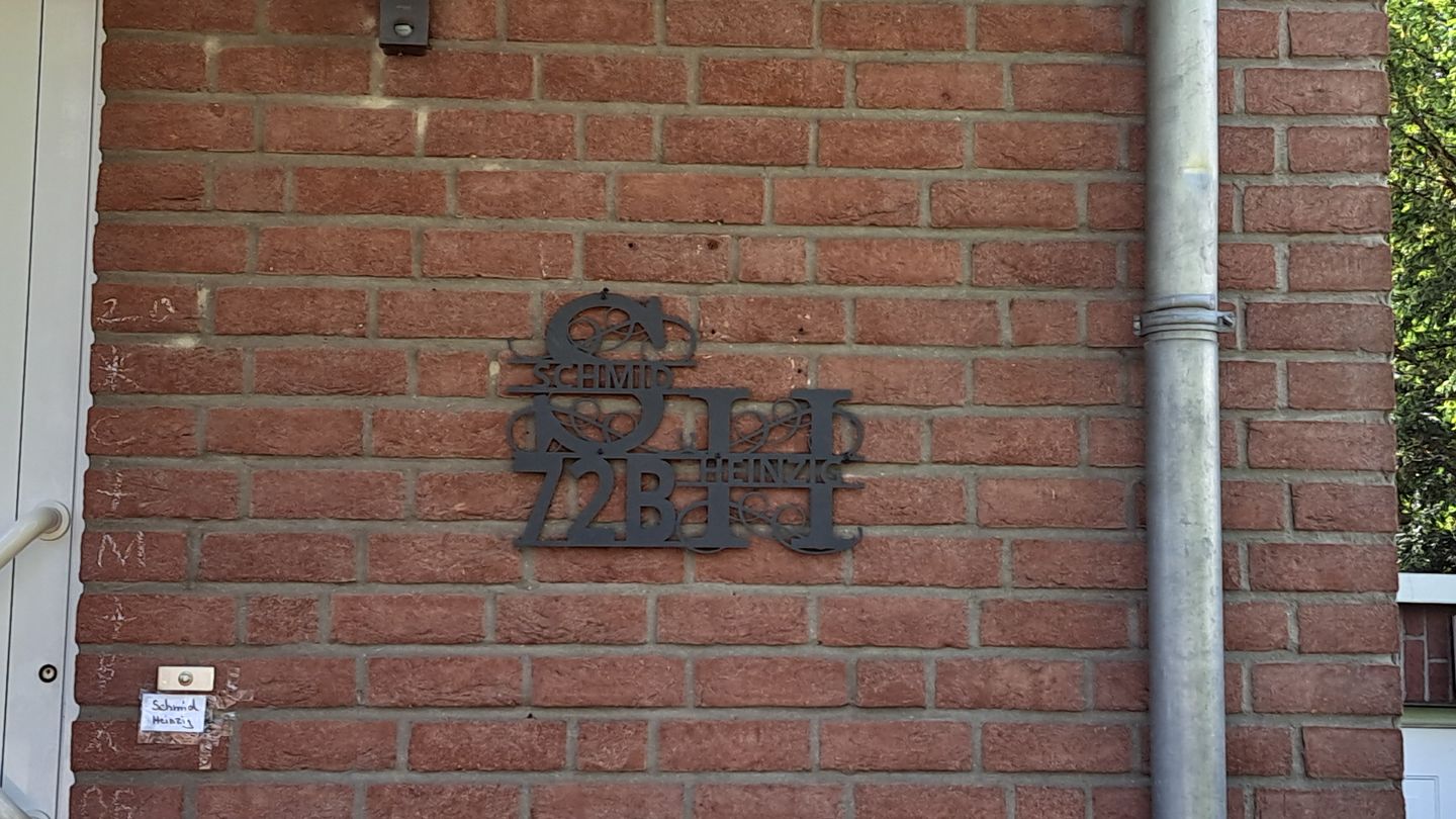 Customer photo review of Hausnummern-Monogramm zweizeilig mit Namensinitialien und kompletten Vor-und Nachnamen (personalisierbar)