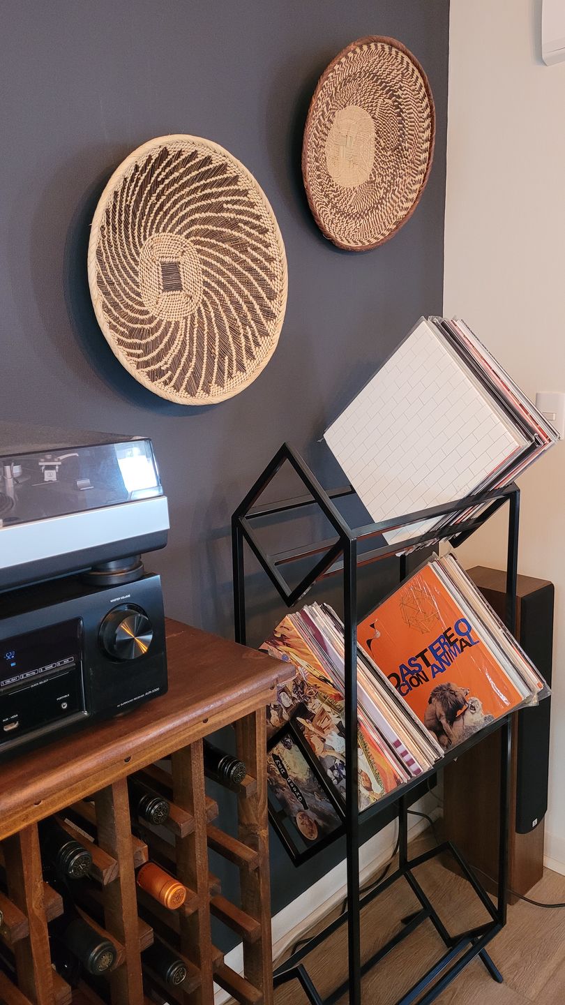 Customer photo review of Porta Vinilo Tres Niveles | LUXE METAL BLACK