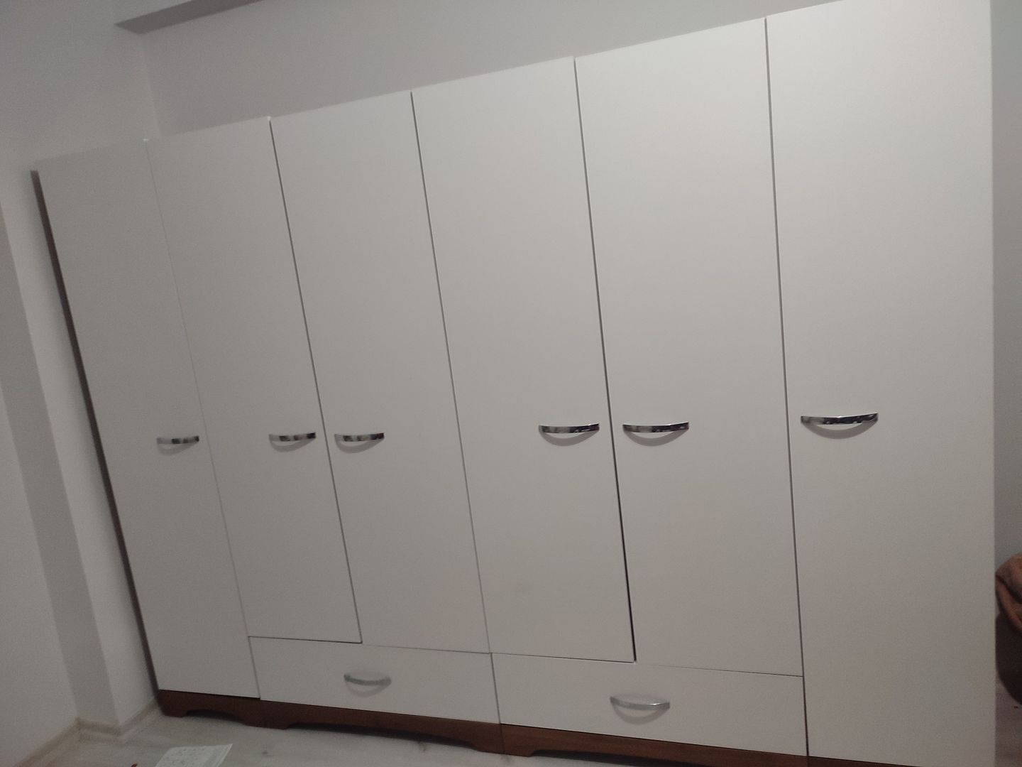 Customer photo review of Rani F4 Geniş Gardırop Elbise Dolabı 6 Kapaklı 2 Çekmeceli 12 Raflı 2 Askılı Tek Modül Minyatür Ceviz - Beyaz