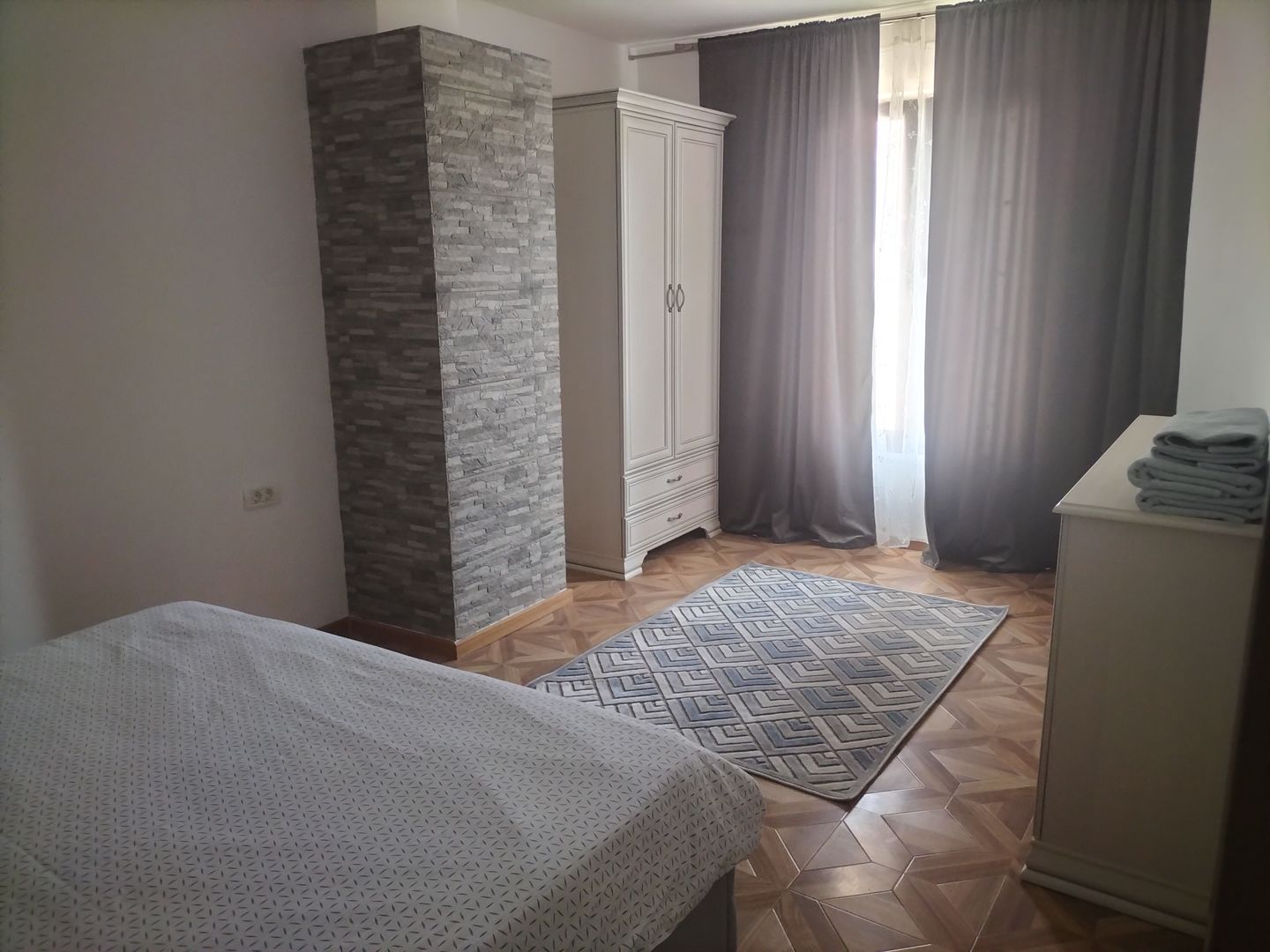 Customer photo review of Comoda cu 3 usi si un sertar Tiffany, alb vintage, pal si mdf, 139x37x90 cm