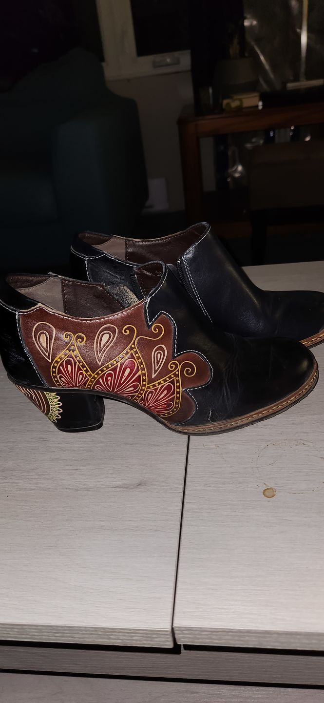 Customer photo review of Retro Pattern Leather Zipper Pumps