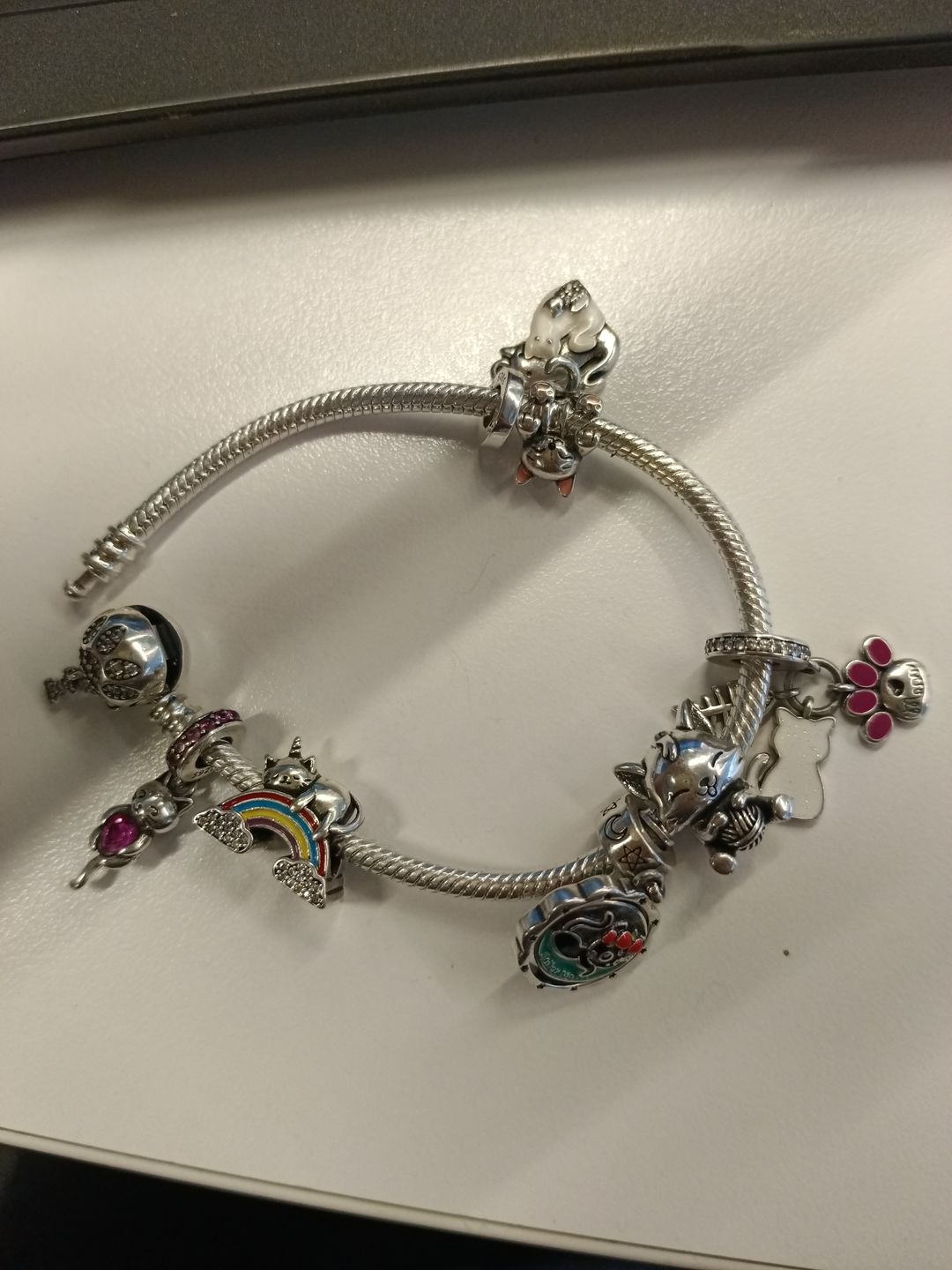 Customer photo review of Pulsera Huella de Perrito Diamantado