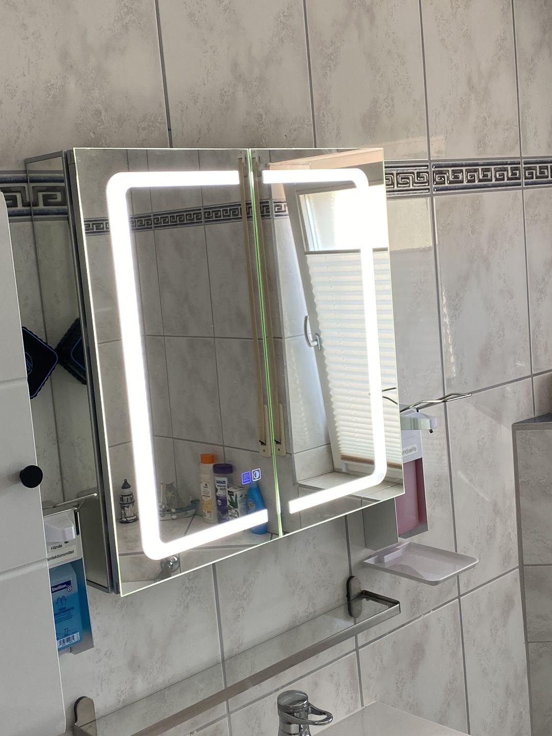 Customer photo review of SONNI Aluminum Spiegelschrank mit Beleuchtung Badezimmer verstellbare Einlegeböden wasserdicht beschlagfrei mit Touchschalter und Steckdose