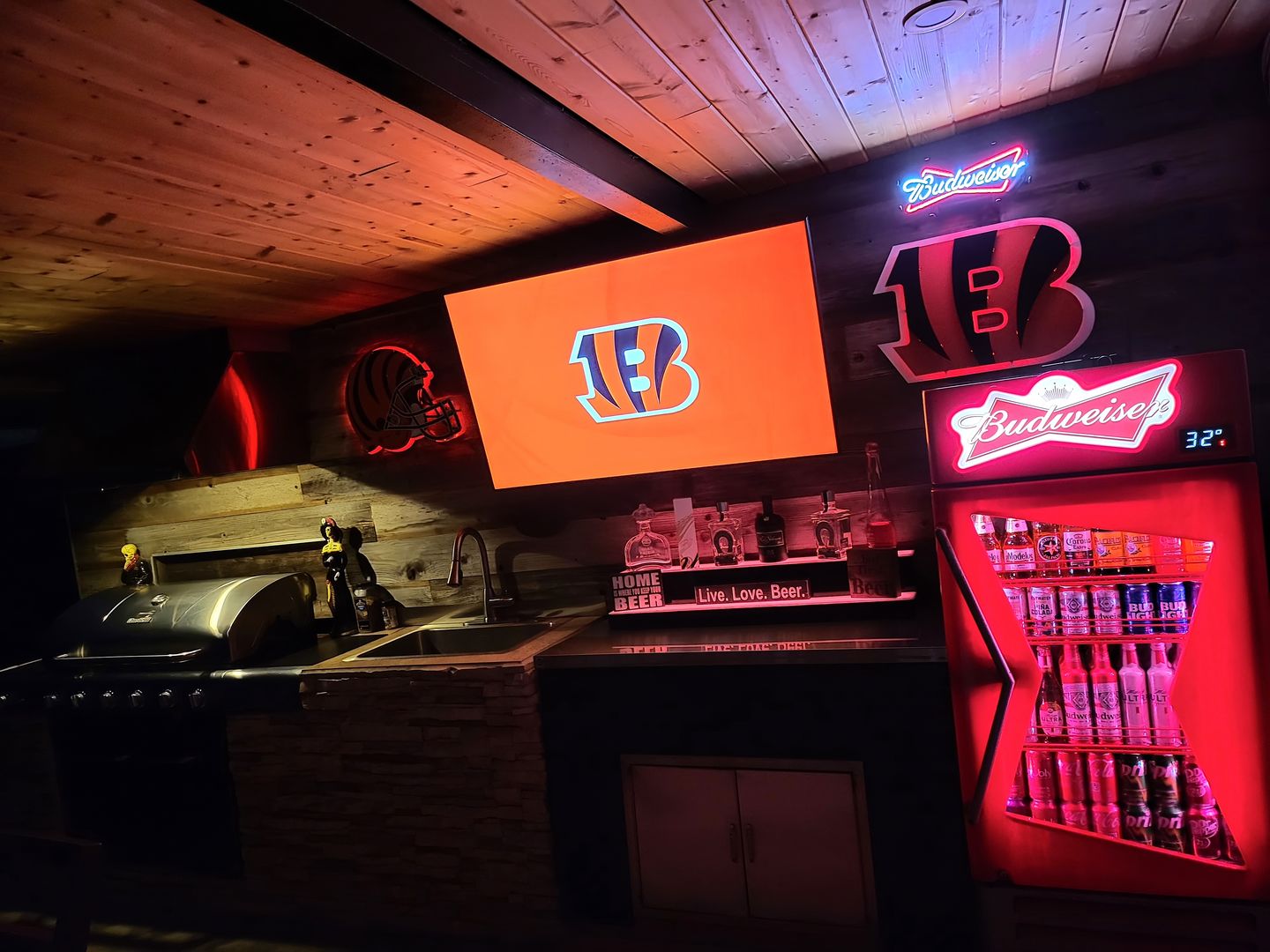 Customer photo review of BLITZ Collection - 8 Layer Cincinnati Bengals Helmet 3D Vintage Metal Wall Art