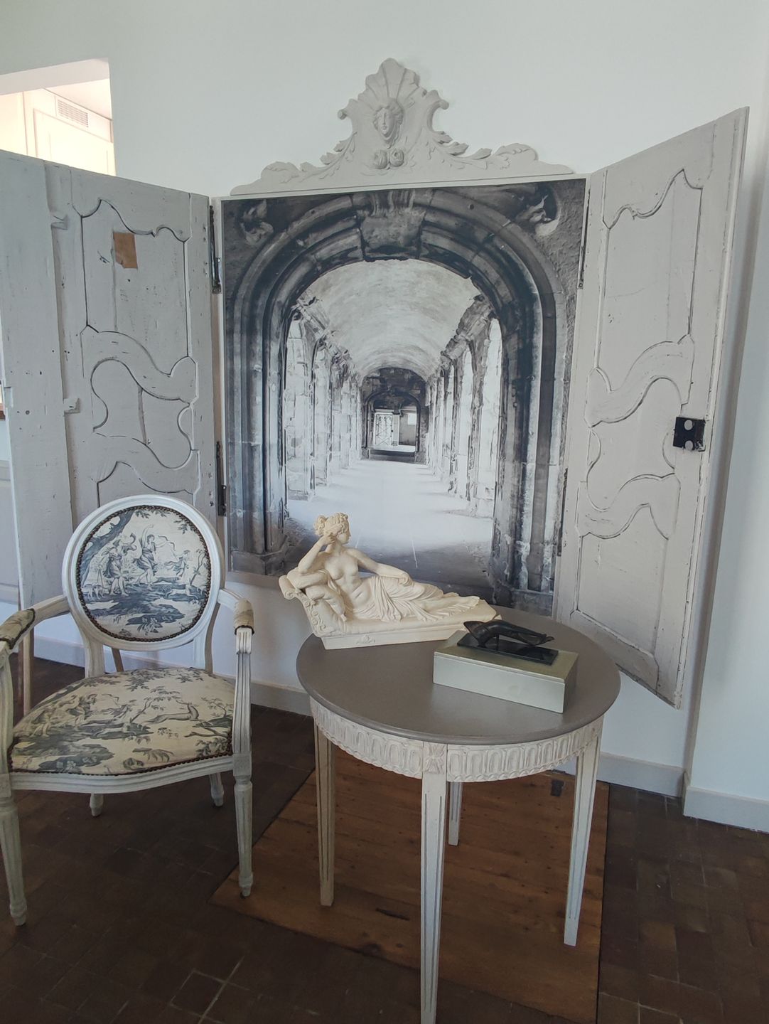 Customer photo review of Papier peint panoramique trompe l'œil couloir marbre parisien