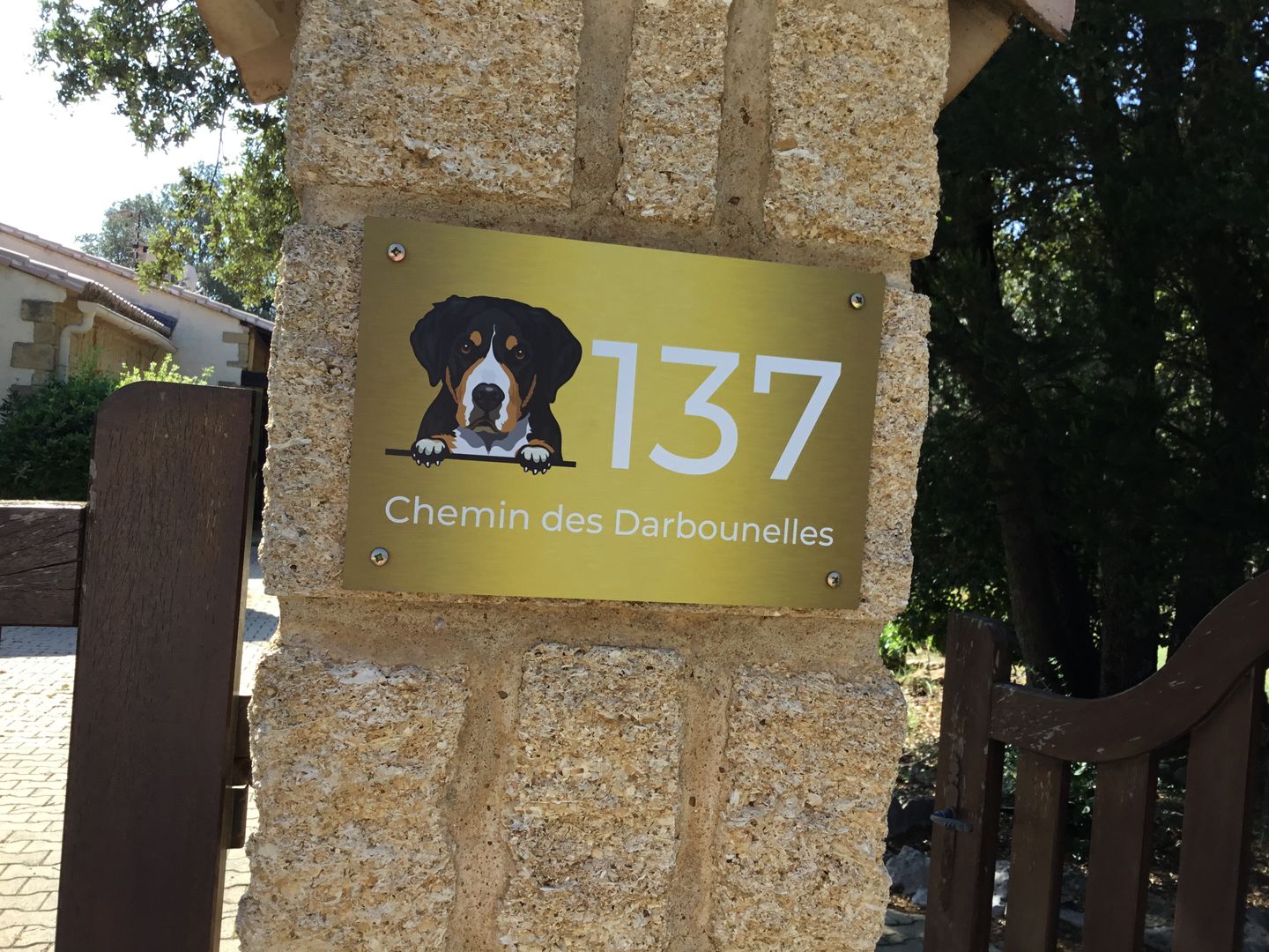 Customer photo review of Chiens curieux et numéro de maison - Plaque de porte personnalisée