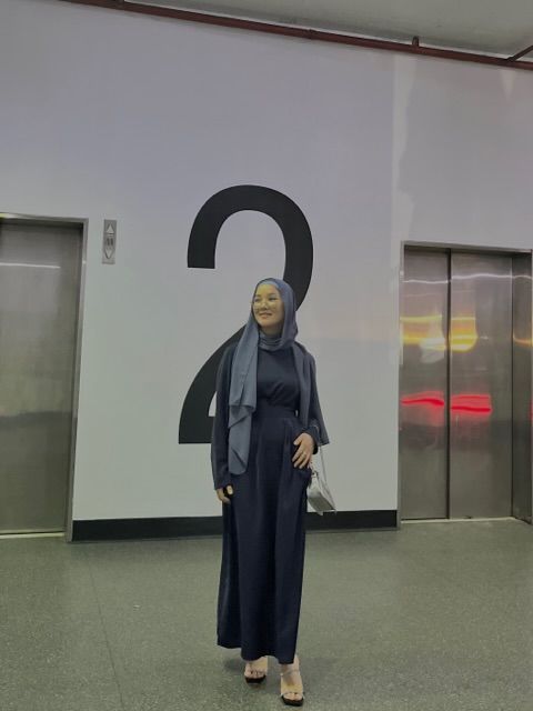 Customer photo review of Essential Navy Abaya with Pockets