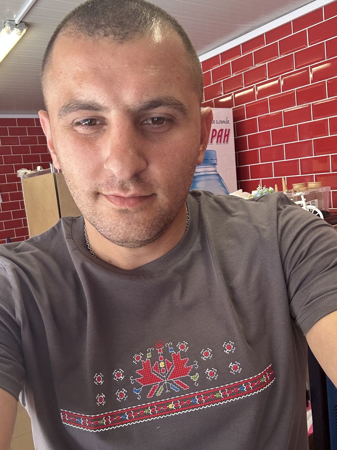 Customer photo review of Сива тениска бродирана с шевица "Аз съм"