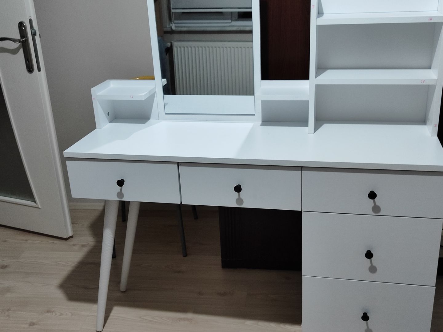 Customer photo review of Rani BJ101 Makyaj Tuvalet Masası 5 Çekmeceli Raflı Aynalı Takı Düzenleyici Puf Takım Beyaz