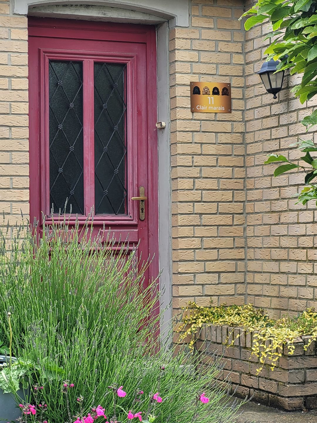 Customer photo review of Chiens curieux et numéro de maison - Plaque de porte personnalisée