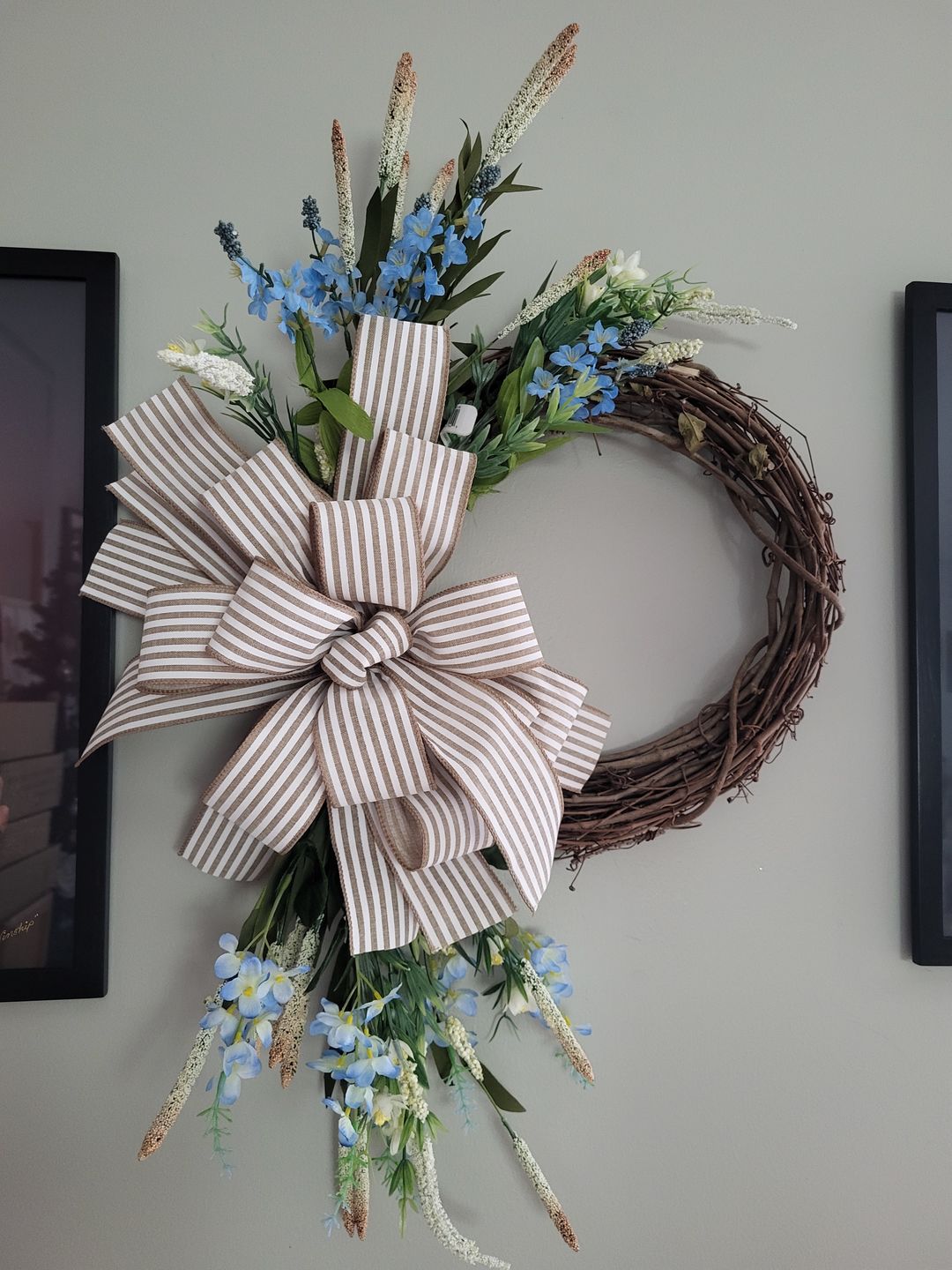 Customer photo review of 16" Round Grapevine Wreath - DECOE-035