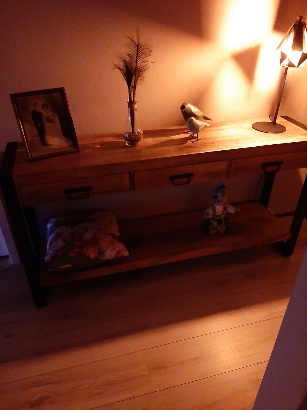 Customer photo review of Sidetable mangohout met lades en zwarte handgrepen | Mangohout en Staal | 150x35x76cm