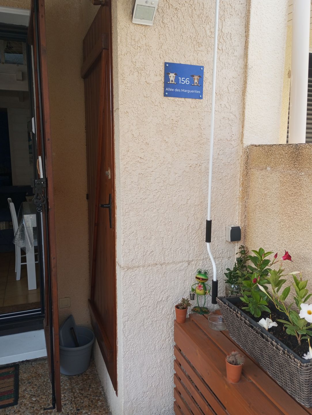 Customer photo review of Chiens curieux et numéro de maison - Plaque de porte personnalisée