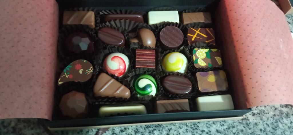 Customer photo review of Caja 22 bombones