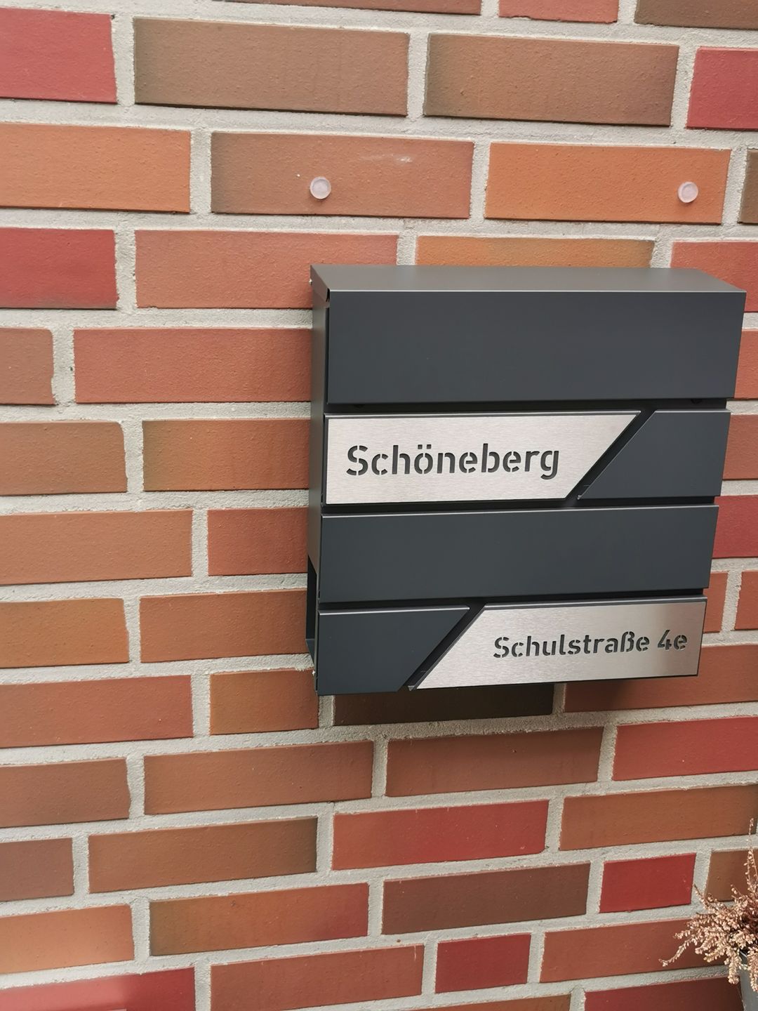 Customer photo review of AlbersDesign personalisierte Edelstahl-Klingel K5 mit 3D-Effekt in anthrazit (RAL7016)