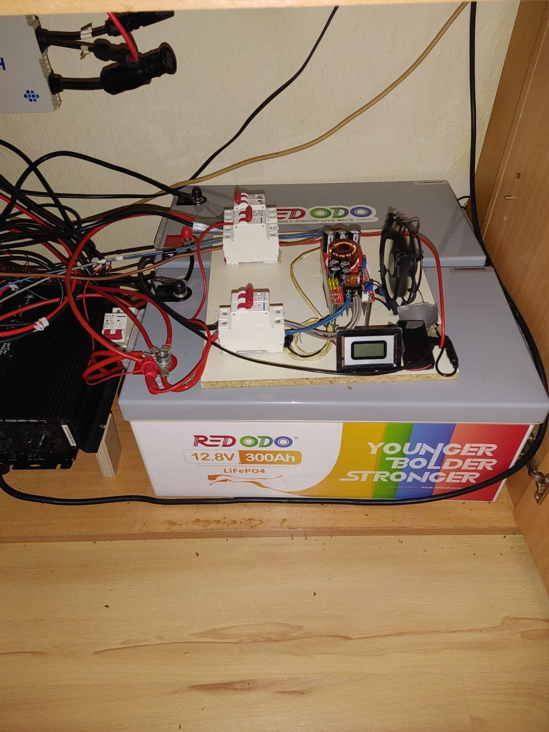 Customer photo review of Redodo 12V 300Ah Deep Cycle LiFePO4 Batterie --Umsatzsteuerbefreiung - nur für Wohngebäude und Deutschland