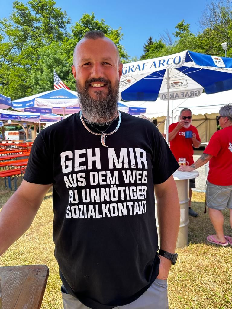 Customer photo review of Geh mir aus dem Weg du Sozialkontakt  - Herren Shirt