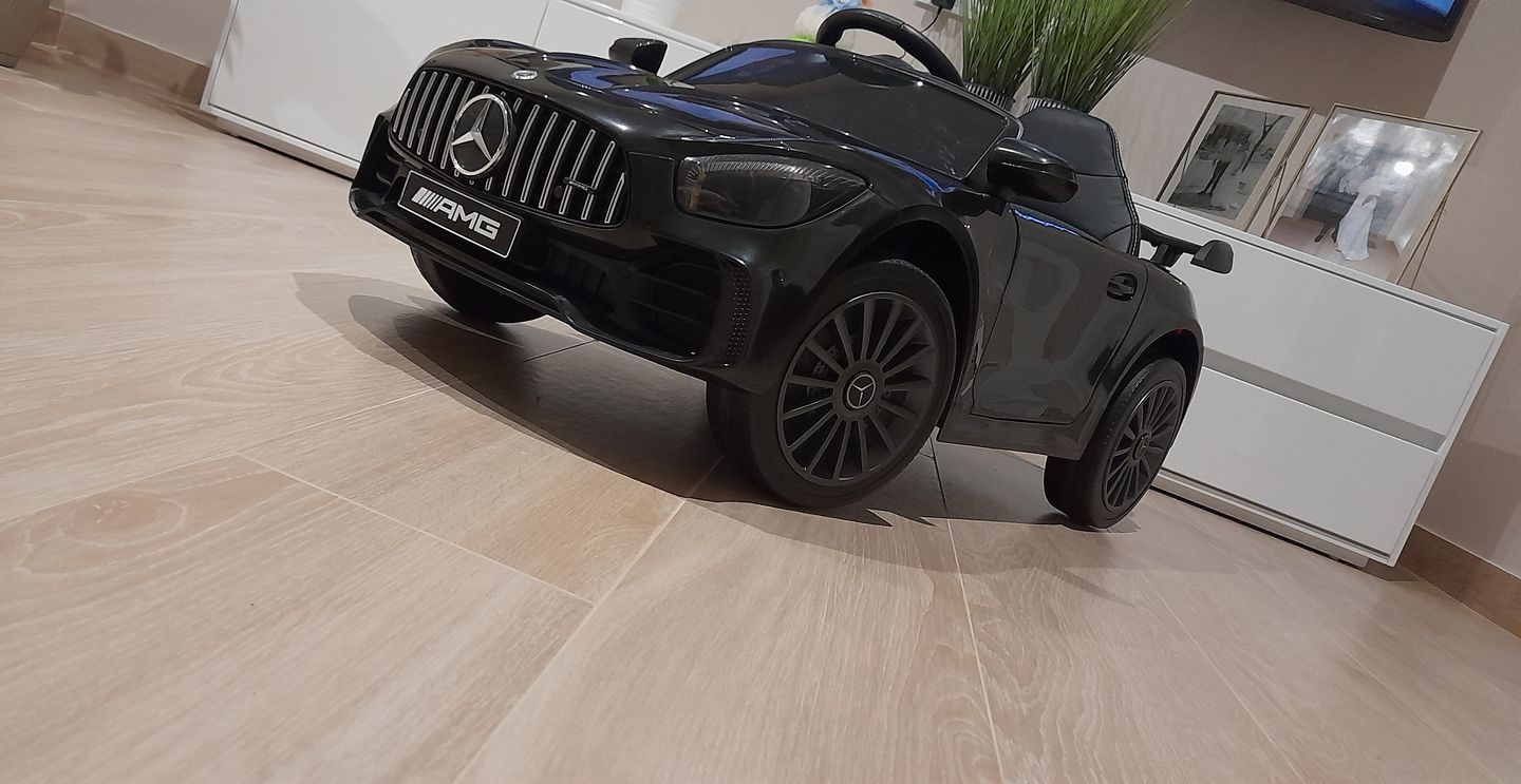 Customer photo review of Carro Elétrico para Criança MERCEDES GTR MINI 12v Preto c/ RODAS DE BORRACHA & ASSENTO EM PELE