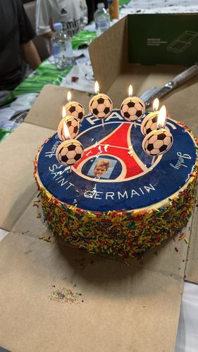 Customer photo review of 25 cm Round Custom Edible Icing Image