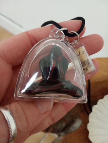 Customer photo review of Amulette Thai Phra Pidta contre le harcèlement - Vénérable Ajarn Deng.