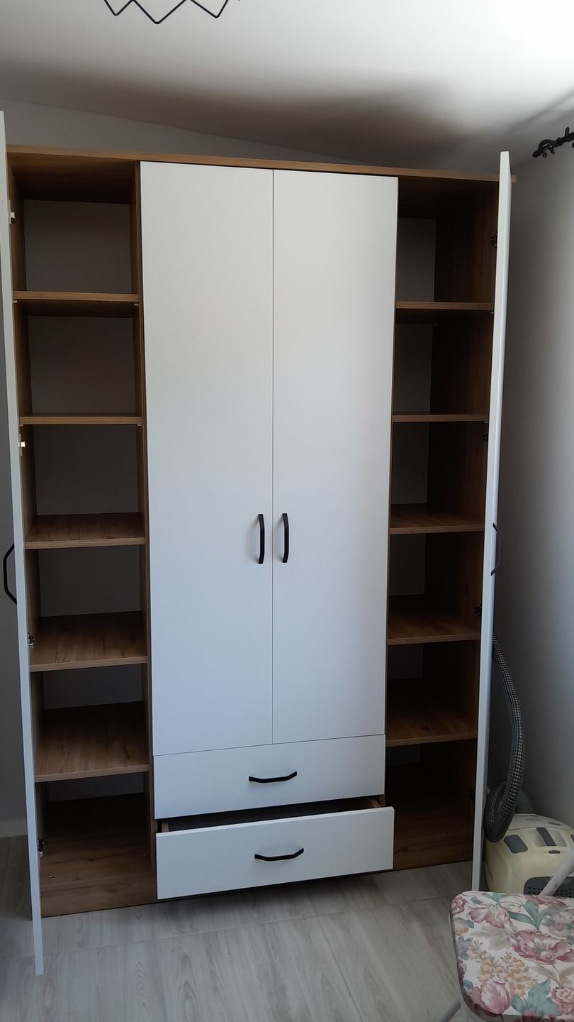 Customer photo review of Rani BA112 Geniş Gardırop Elbise Dolabı 4 Kapaklı 2 Çekmeceli 13 Raflı 1 Askılı Sepet Ceviz - Beyaz