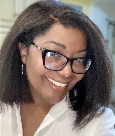 Customer photo review of 4C Edges | Luvwin 180% Density Deep Side Parted Undetectable Pre-cut Lace Glueless Kinky Straight Bob Wig