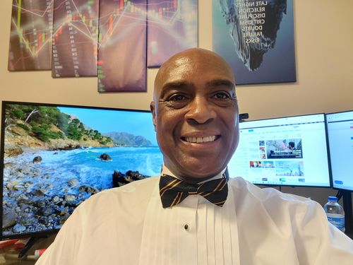 Customer photo review of Black Golden Striped Pre-tied Bow Tie Hanky Cufflinks Set