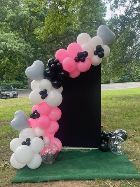 Customer photo review of Clips with The Arches to Attach the Balloon Garland