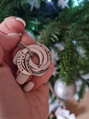 Customer photo review of LOANYA Collar con círculos de nombre personalizados