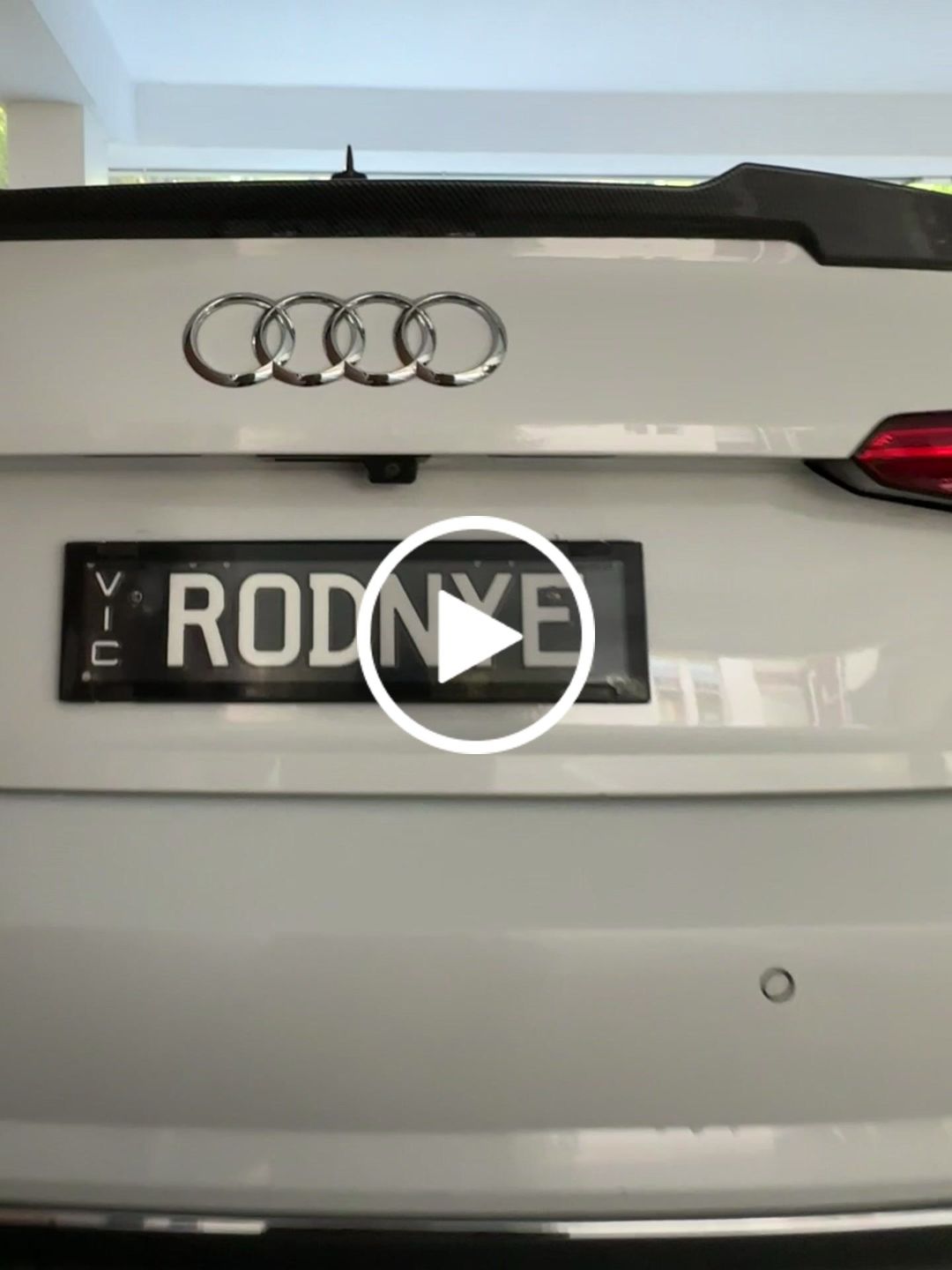 Customer video review of VIC Classic Licence Plate Custom Keychain