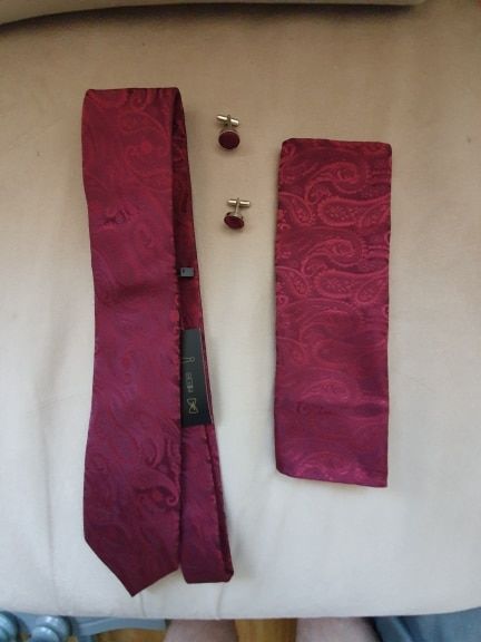 Customer photo review of Fashion Wine Paisley  Tie Pocket Square Cufflinks Set