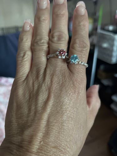 Customer photo review of 【#161】1CT Moissanite Rings 925 Sterling Silver, Buy one, get 1 free stud and 1 free necklace（self select from details page）