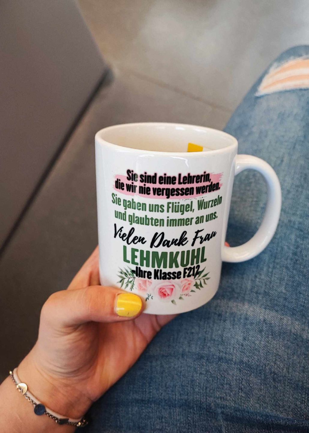 Customer photo review of Lehrerin Geschenk - Tasse für Lehrerin personalisiert mit Namen Abschied Abschiedsgeschenk Verabschiedung Abschluss Lehrer Geschenkidee Lehrerinnen Kaffee-Becher