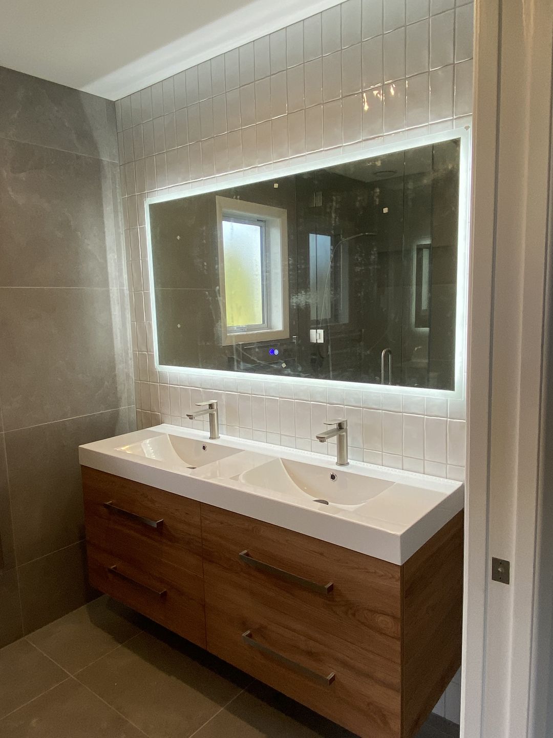 Customer photo review of Rectangle LED Mirror with a Demister, Three Brightness Levels, And A Convenient Dimmer