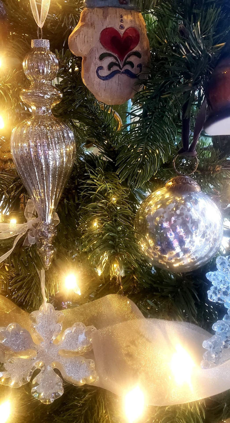 Customer photo review of Set of 4 Silver Mercury Glass Ornaments (3.15 Inch Vintage Crackle Ball) - Perfect for Christmas Tree, Hanging Holiday Decoration, Gifts & Home Decor