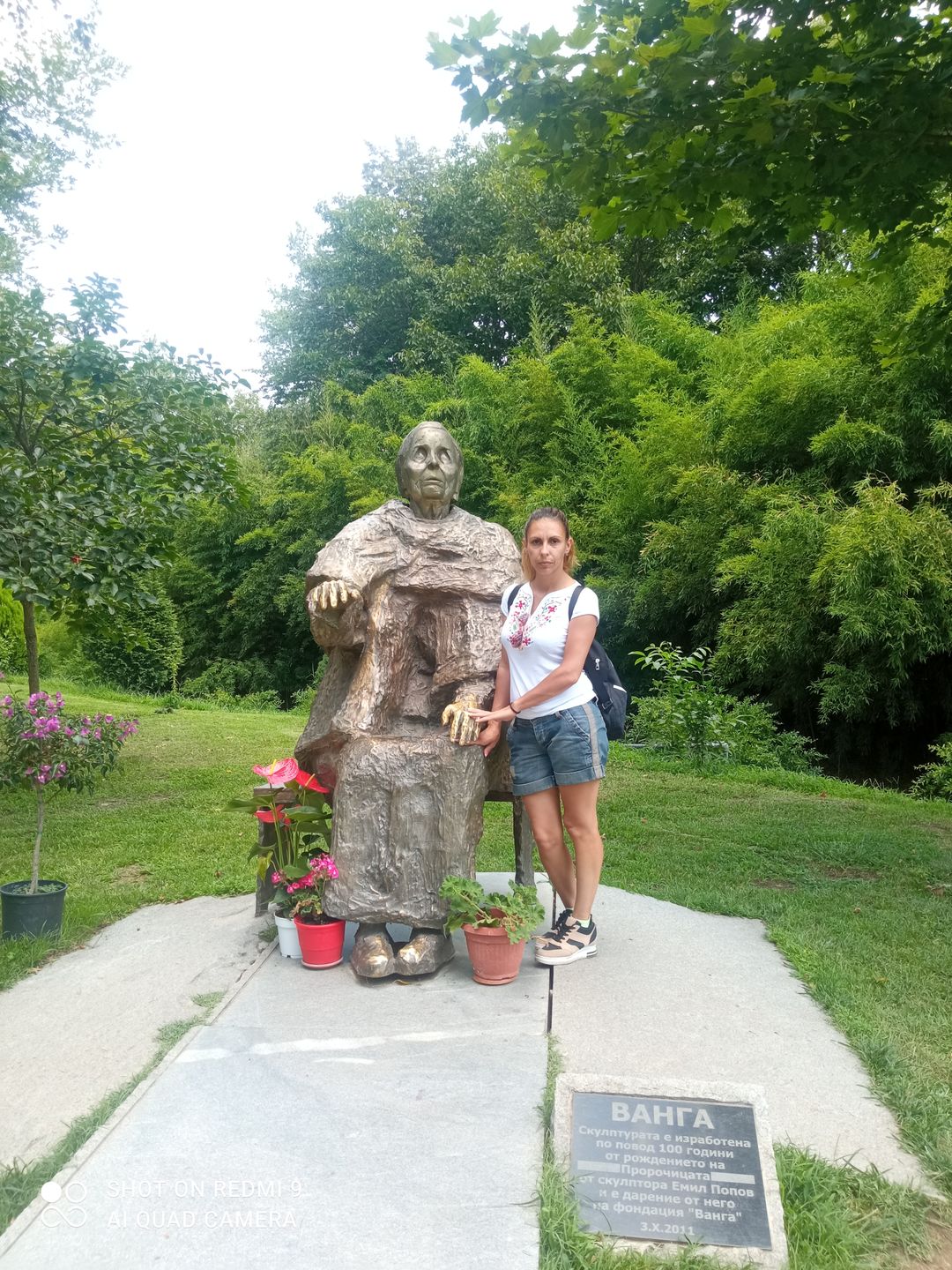 Customer photo review of Дамска тениска с V-деколте бродирана с шевица "Дърво на живота"