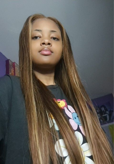 Customer photo review of MORE FACE 30inch Straight Highlight Wig 6x4 Pre-Cut HD Wear Go Glueless Wig Beginner Friendly