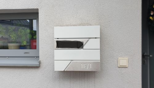 Customer photo review of AlbersDesign Briefkasten B1 weiß (RAL9003) personalisiert mit Edelstahl-Schildern