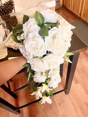 Customer photo review of Bulk 19" White Rose Wedding bouquet Cascading Bridal Bouquet Wholesale