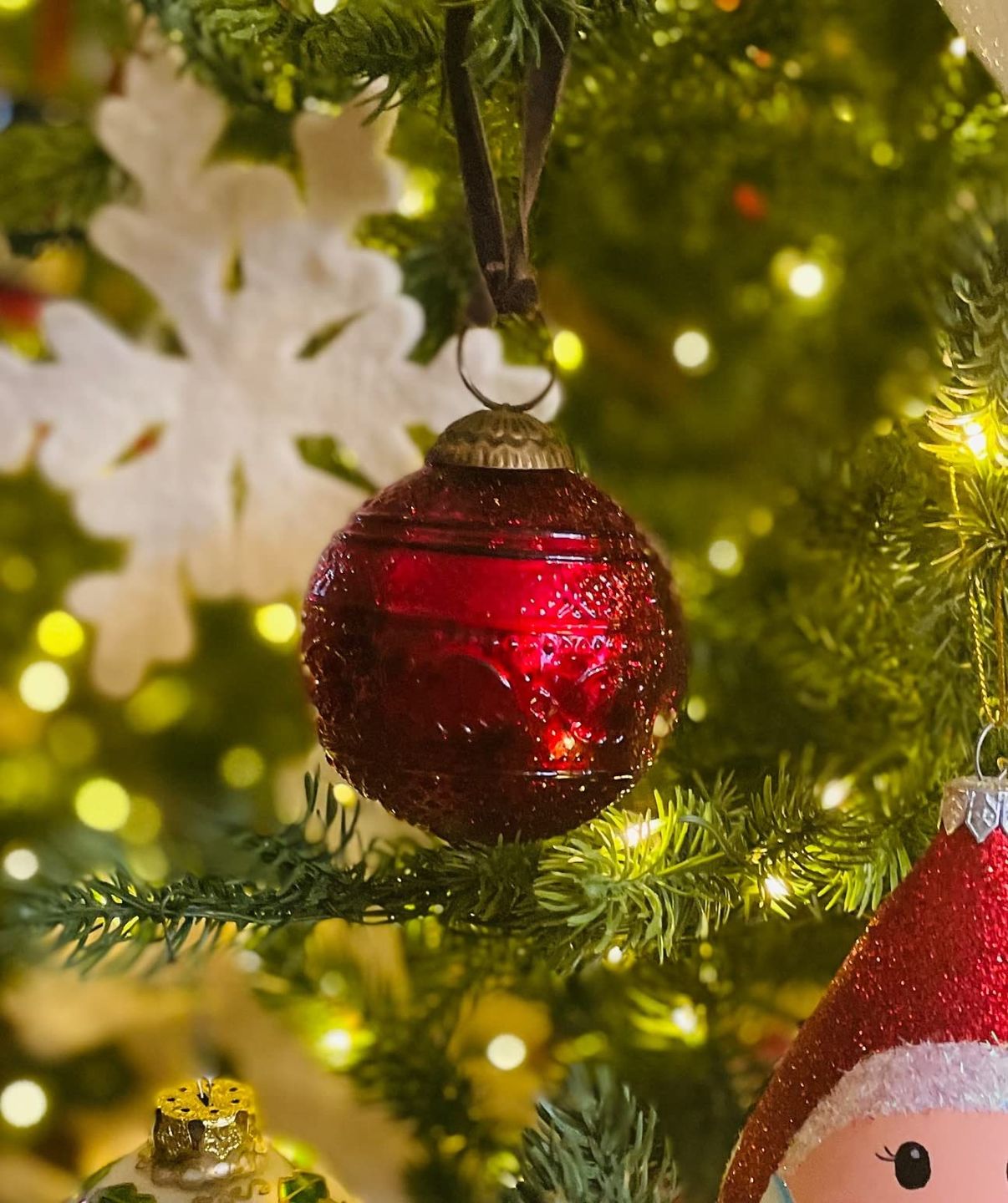 Customer photo review of Set of 4 Red Mercury Glass Ornaments (3.15 Inch Elegant Etched Ball) - Perfect for Christmas Tree, Hanging Holiday Decoration, Gifts & Home Decor