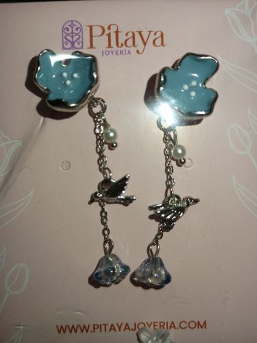 Customer photo review of Aretes Flor Azul con Colibrí