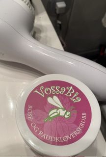 Kundenfoto-Rezension zum Gesichtspeeling mit Rosen- und Rotklee-Extrakt