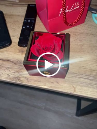 Customer video review of Boîte à roses éternelles - avec collier gravé et vraie rose