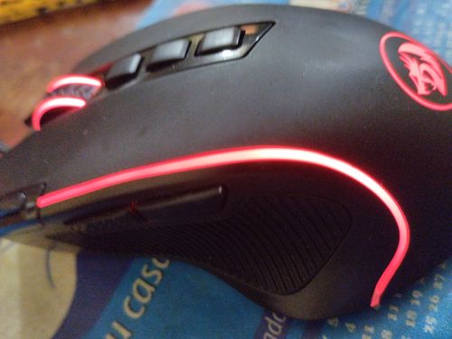 Customer photo review of Mouse Redragon M612 Predator - RGB 8000 DPI - 11 Botones Programables - 5 modos - Boton De Disparo Rapido