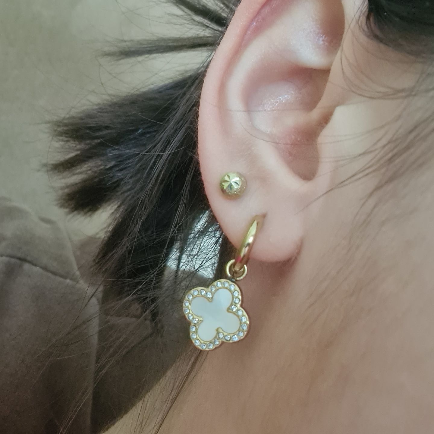 Customer photo review of Pave Perlmutt Lucky Leaf Ohrringe 14K Vergoldet